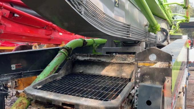 Zoomunited Concrete Pump Truck 56 Meters Using Mercedes Chassis, The Company′s Inventory of Cars Directly Sold